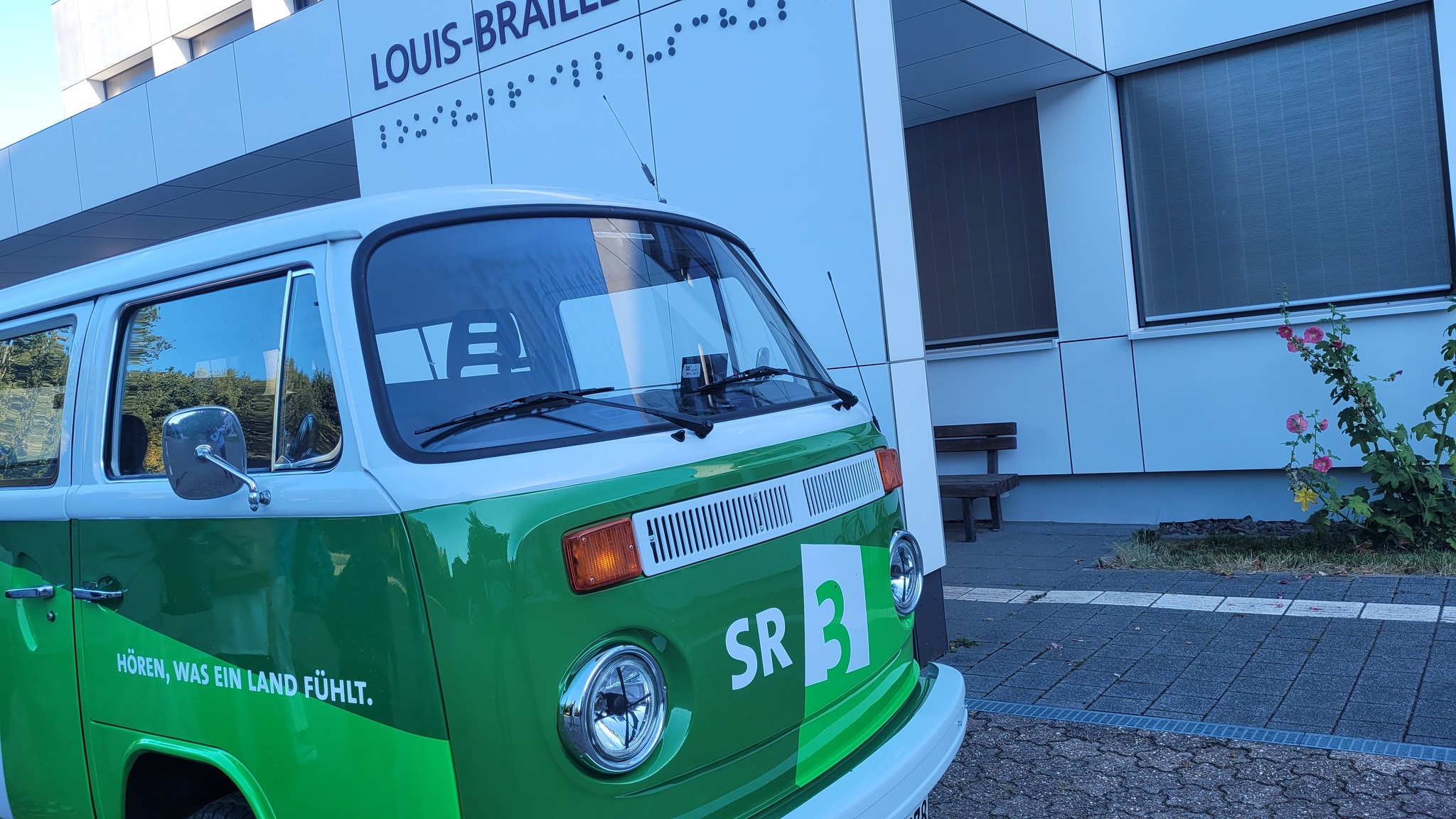 GuMo-Mobil%20vor%20dem%20Schulgeb%C3%A4ude%20-%20Foto%20aufgenommen%20von%20Max%20Zettler